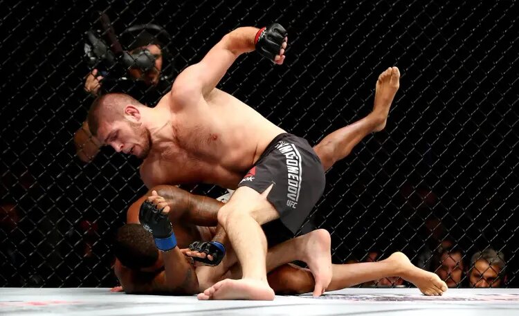    Хабиб Нурмагомедов наносит удар Майклу Джонсону / Источник фото: UFC