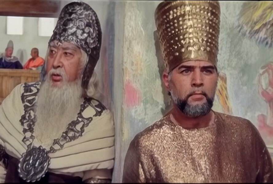 На фото Шах Камуз ( его играет Отар Коберидзе) и отец богатыря Рустама Заль            