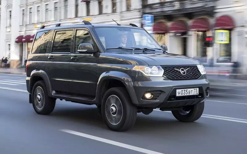 Цены пятилетних УАЗов Патриотов лежат в широком диапазоне от 1 до 2,5 млн рублей. После 2016 года, помимо базовой, выпустили много лимитированных версий: Экспедиционный, Премиум, Edition 1 и других. Как правило, они богаче оснащены и тщательнее собраны, но при этом дороже.УАЗ Патриот
📷
