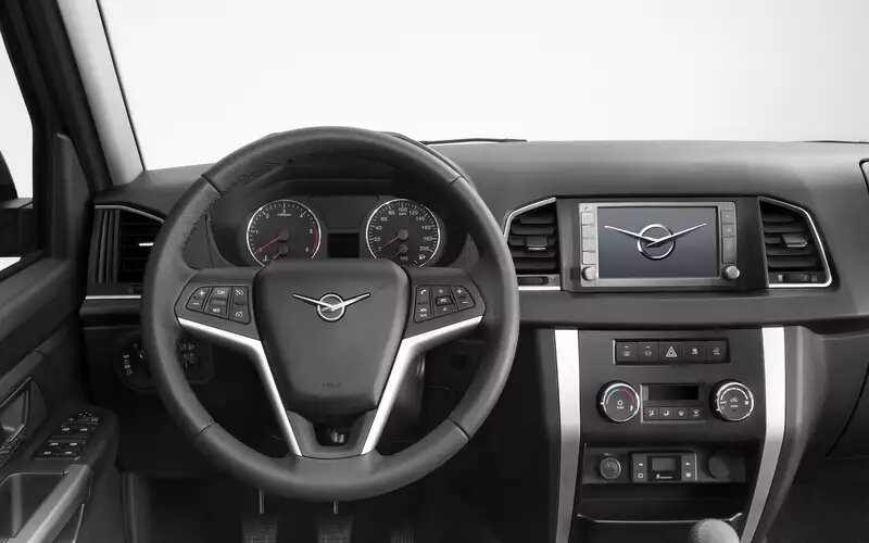 Оформление салона УАЗа Патриота выглядит достаточно органично и не кажется утилитарным. Скрипеть, однако, салон начинает почти сразу после покупки. Отваливающиеся элементы оформления – в порядке вещей.УАЗ Патриот
📷
