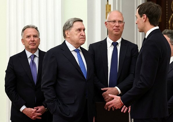    Уиткофф, Кушнер, Дмитриев и Ушаков перед встречей Путина с представителями США в Кремле, 22 января 2026 года. Фото: Sputnik / Alexander Kazakov / Pool / Reuters