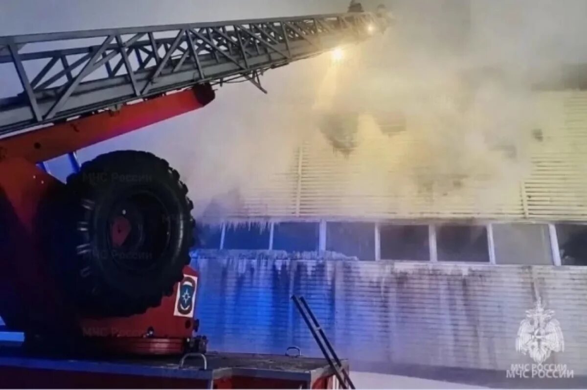    В Пыть-Яхе ночью тушили крупный пожар на Центральном рынке