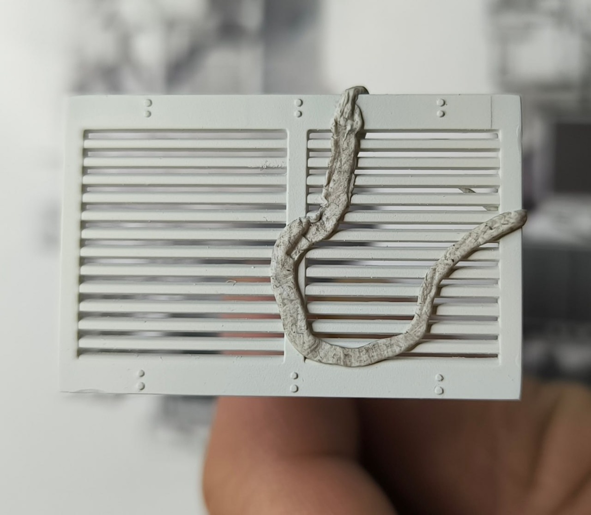 В процессе окраски детали модели российского самоходного зенитного ракетно-пушечного комплекса (ЗРПК) "Панцирь С-1". Масштаб 1/35. Производитель "MENG" (Китай). Фото предоставлено участниками-дуэлянтами из ТГ-группы © 2026 год