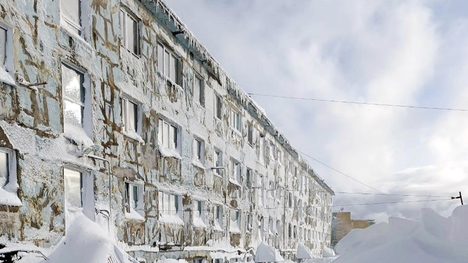 Сугробы выросли до 3-го этажа, крыши машин служат тротуарами, дети строят снежные дома: что происходит на Камчатке из-за стихии