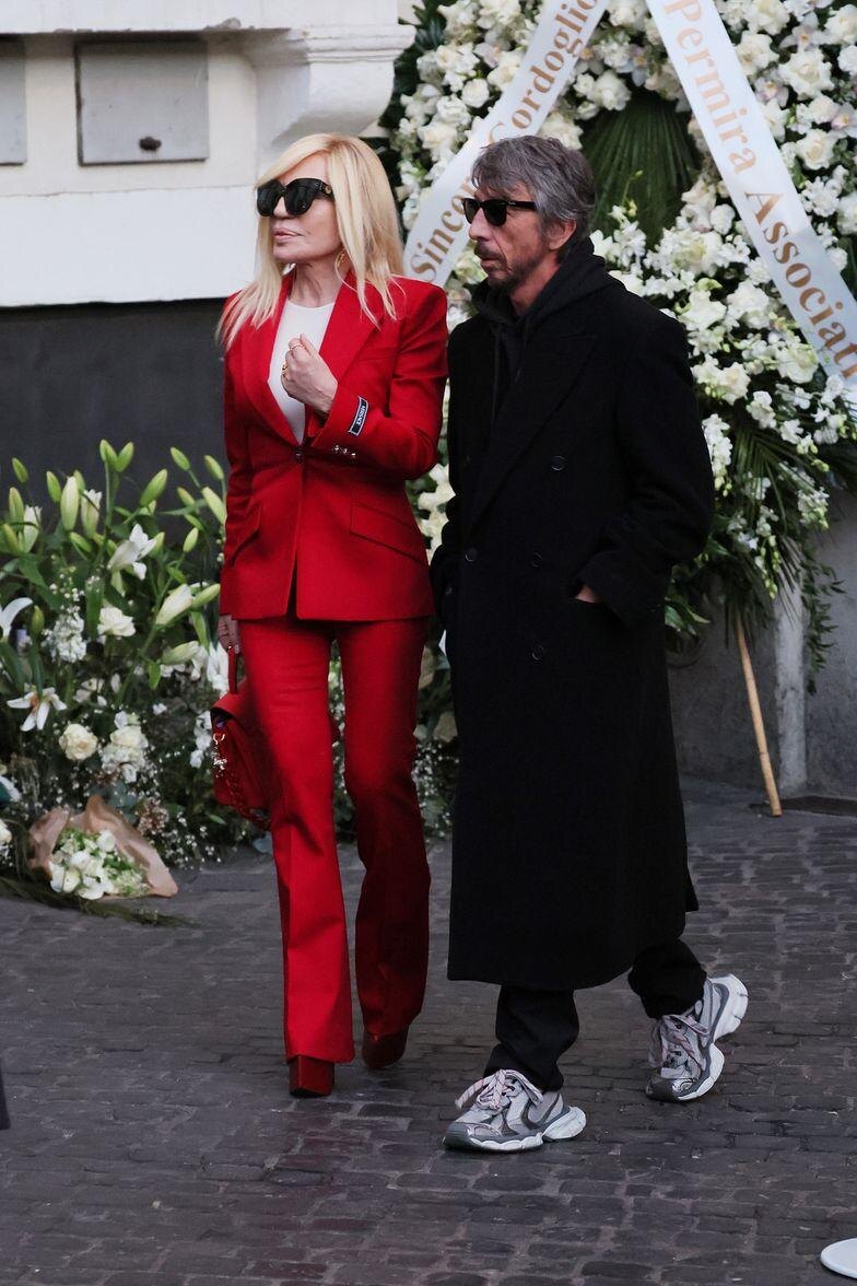    Источник: Getty Images | Донателла Версаче в красном на похоронах Валентино
