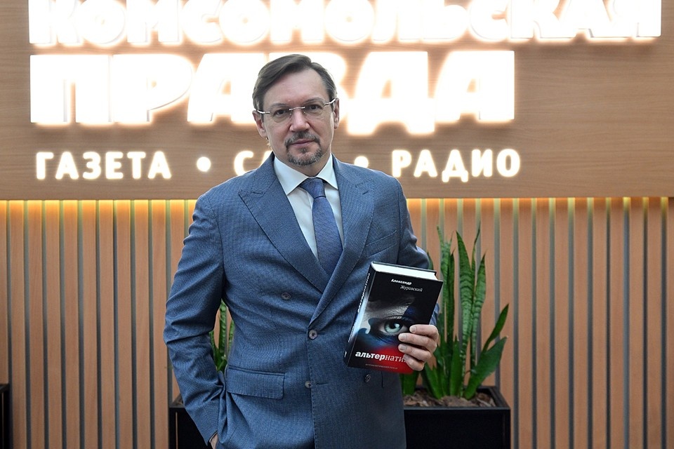    В редакцию «Комсомолки» Александр Журавский пришел со своей книгой. На ее обложке - тот самый взгляд Евгения ГУСЕВА