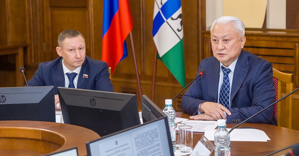 Зампредседателя комитета по культуре Евгений Подгорный и председатель комитета Вениамин Пак.