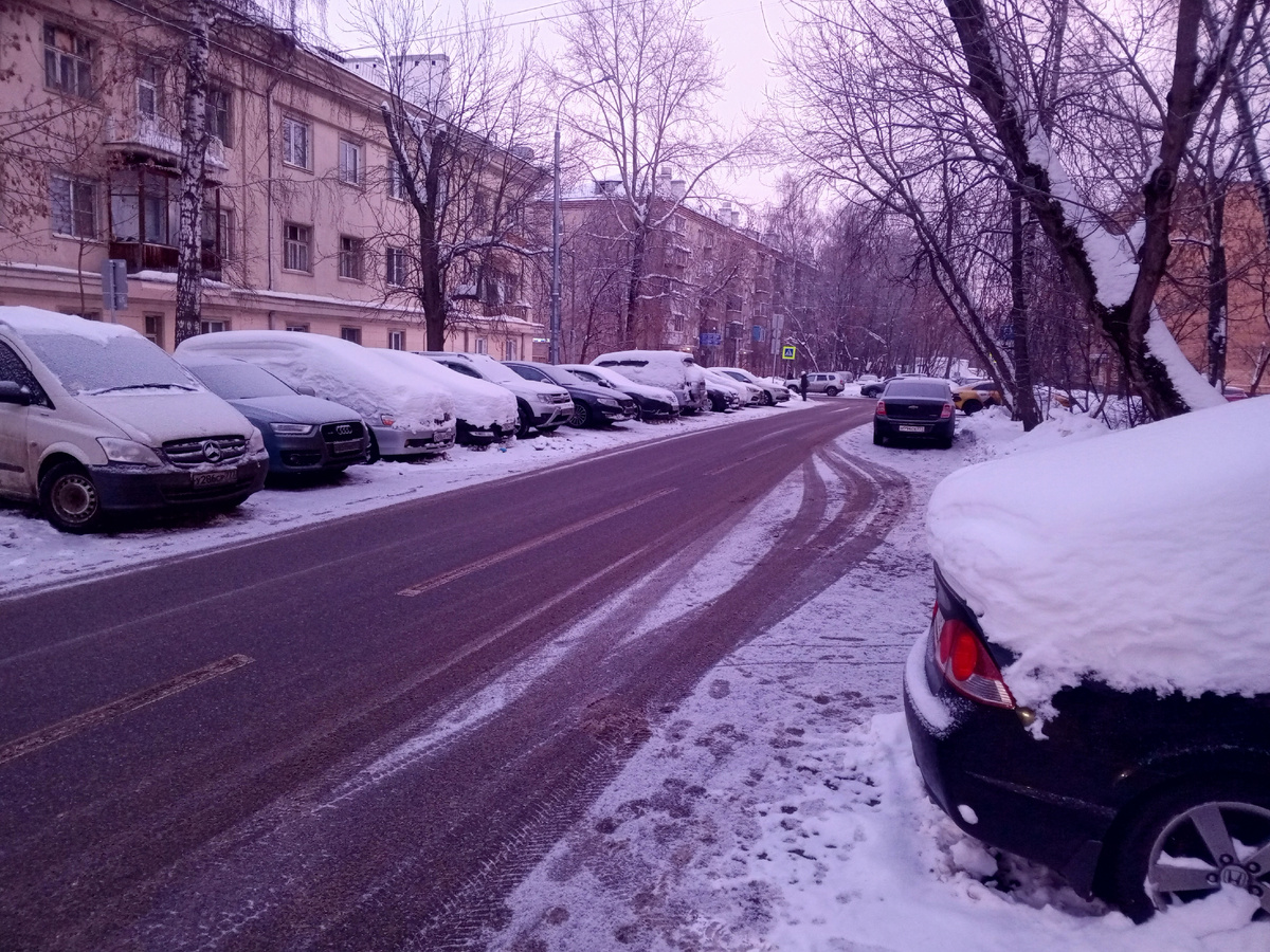 Улица Егора Абакумова, где мы сейчас проживаем. Невысокая застройка, но всё заставлено машинами. А где более высокая застройка, там часто вообще мрак.