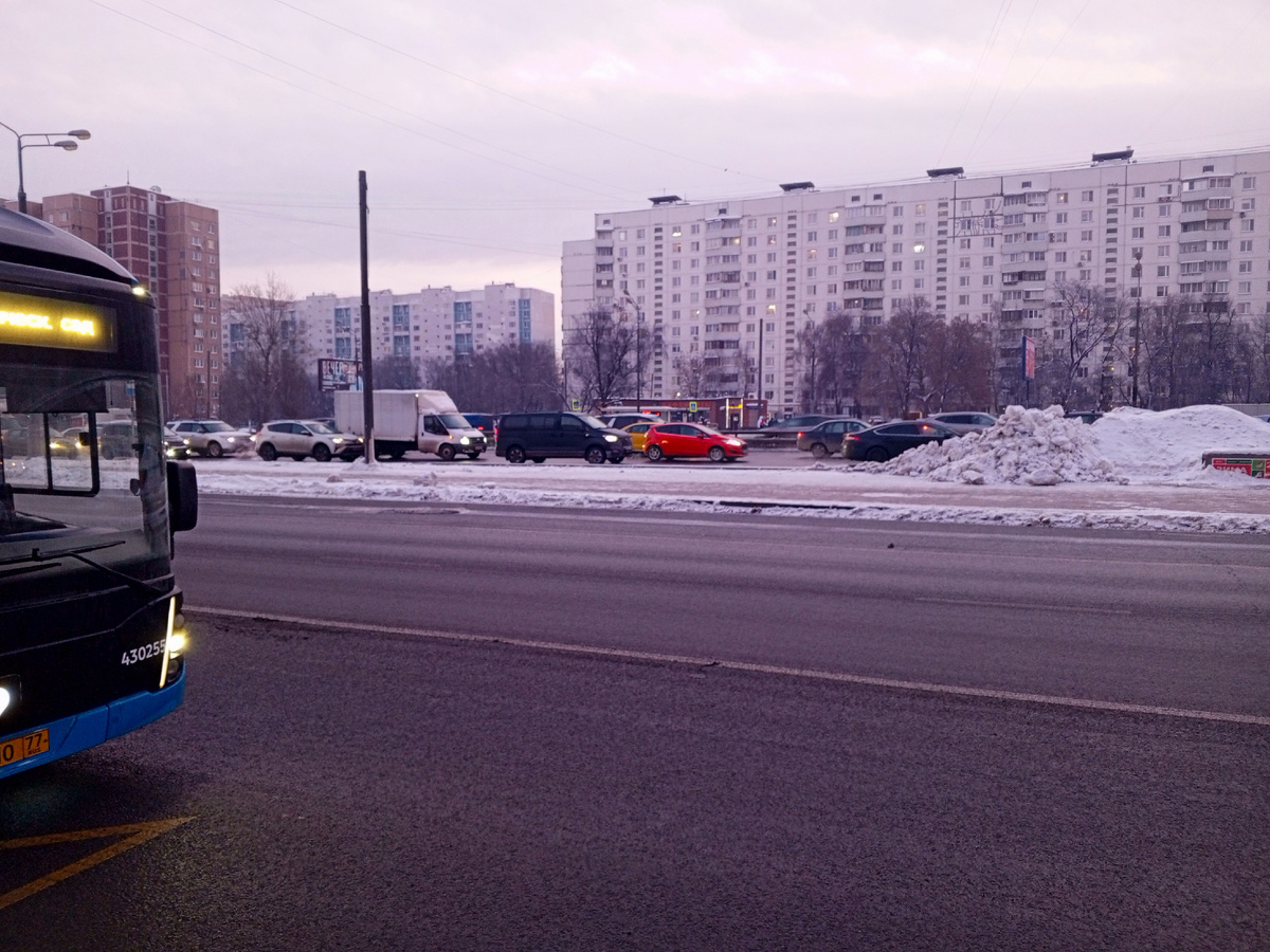 Ярославское шоссе. Сплошной поток автомобилей в 8.00 утра