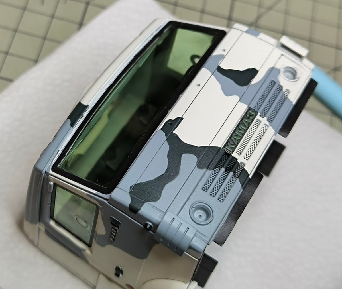 В процессе сборки модели российского самоходного зенитного ракетно-пушечного комплекса (ЗРПК) "Панцирь С-1". Масштаб 1/35. Производитель "MENG" (Китай).  Фото предоставлено участниками-дуэлянтами из ТГ-группы © 2026 год