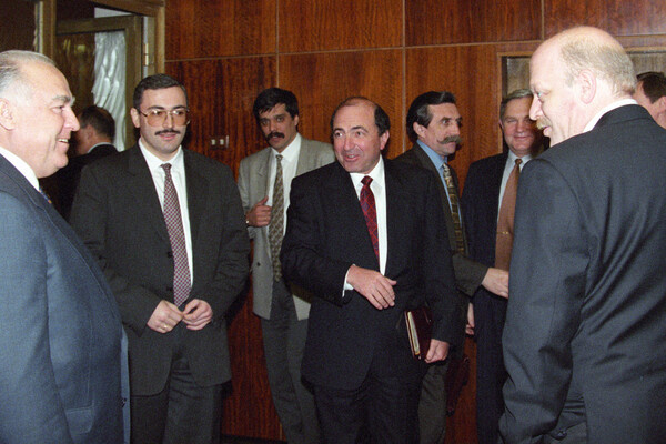    Премьер-министр РФ Виктор Черномырдин (слева), Михаил Ходорковский (второй слева), Борис Березовский (второй справа), Александр Смоленский (справа) после подписания Меморандума о намерениях об объединении нефтяной компании «ЮКОС» и «Сибирской нефтяной компании», 1998 год / Александр Макаров/РИА Новости