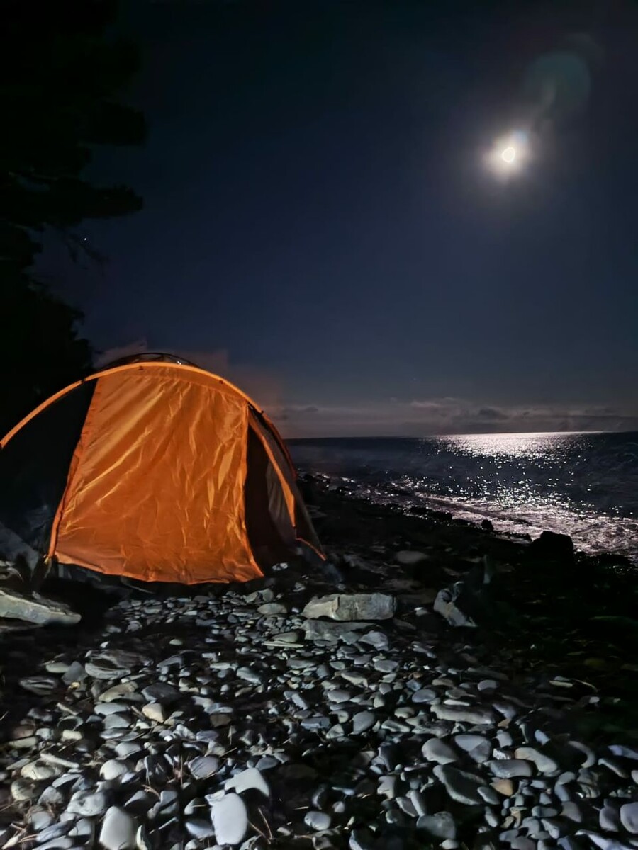 Обычно палатки в лесу, но здесь ребята захотели на берегу моря спать и я была только рада ))