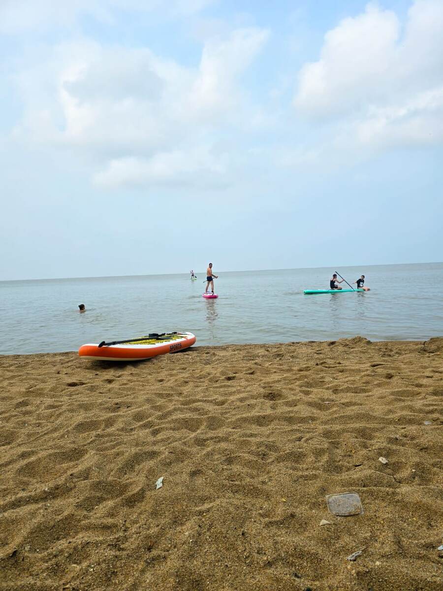 Наш берег без снега. И так тянется почти до ворот.