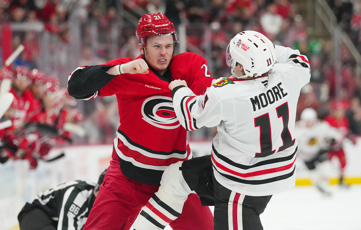    Защитник "Каролины" Александр Никишин и форвард "Чикаго" Оливер Мур  James Guillory-Imagn Images via Reuters Connect