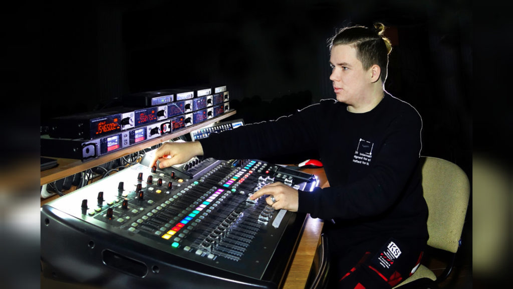    Данил Лисянский мечтает, что когда-нибудь этот пульт станет его рабочим местом. Фото Архипа Ларченко. Лариса Криволуцкая