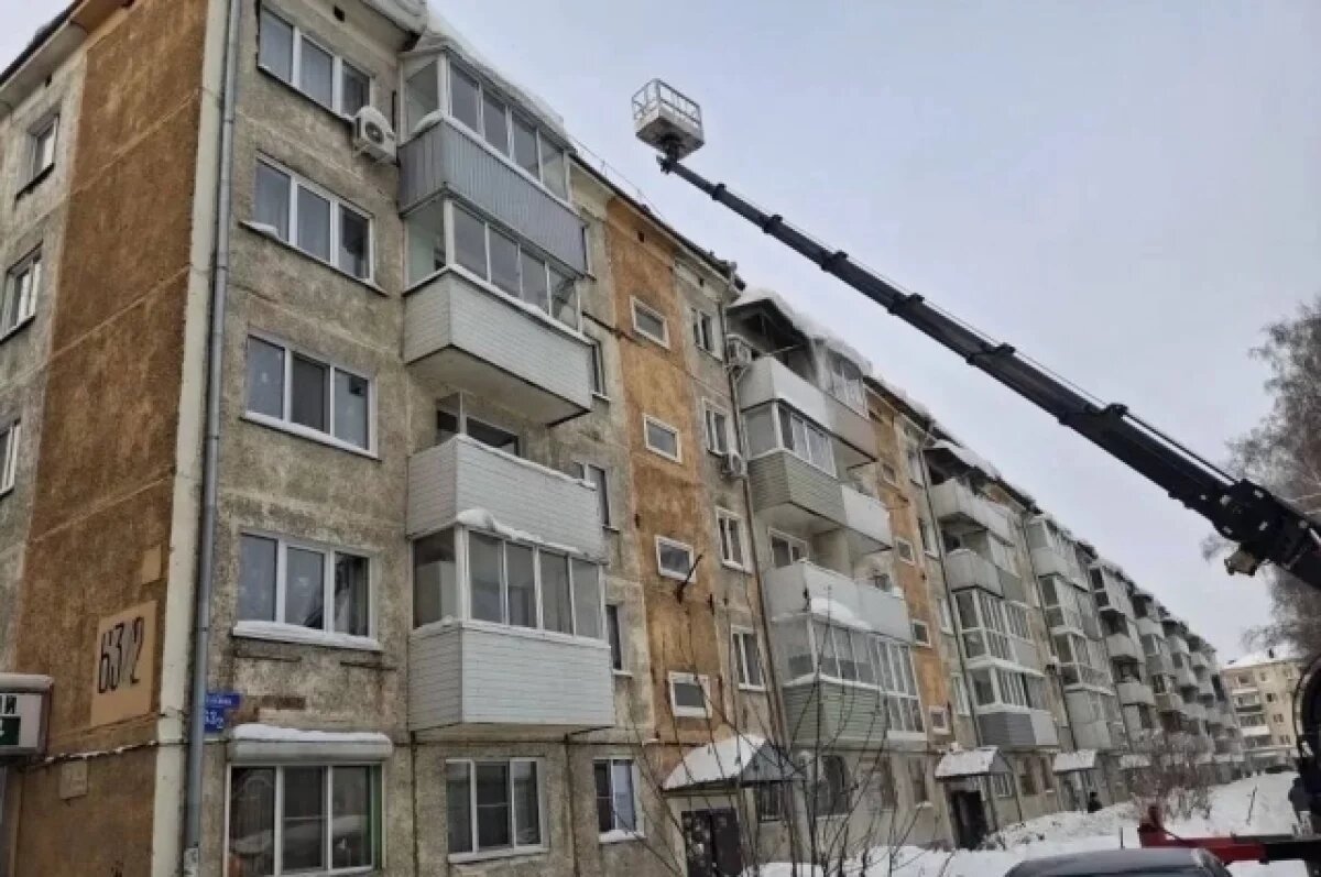    В Ленинске-Кузнецком просела крыша многоквартирного дома от снега