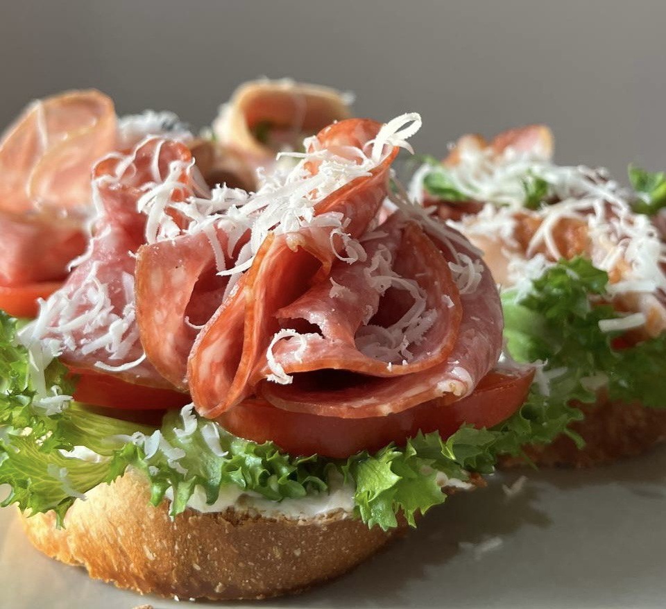 Брускетта с салями и прошутто.