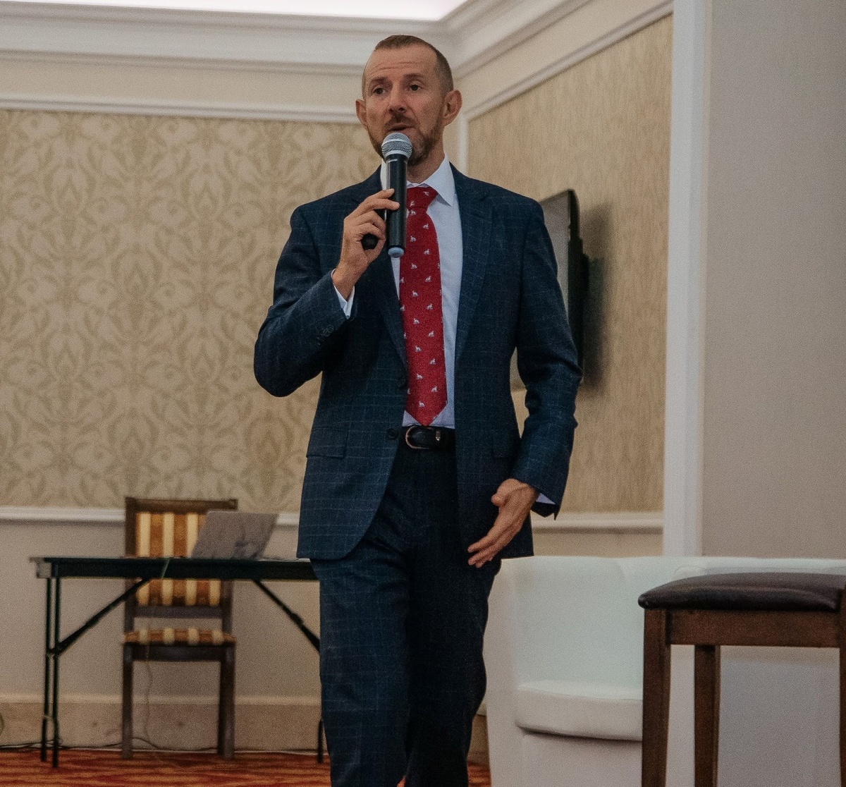 Бывает, смотришь на коллегу, который «такой тихий и милый», и не понимаешь, как он увел твоего ключевого клиента