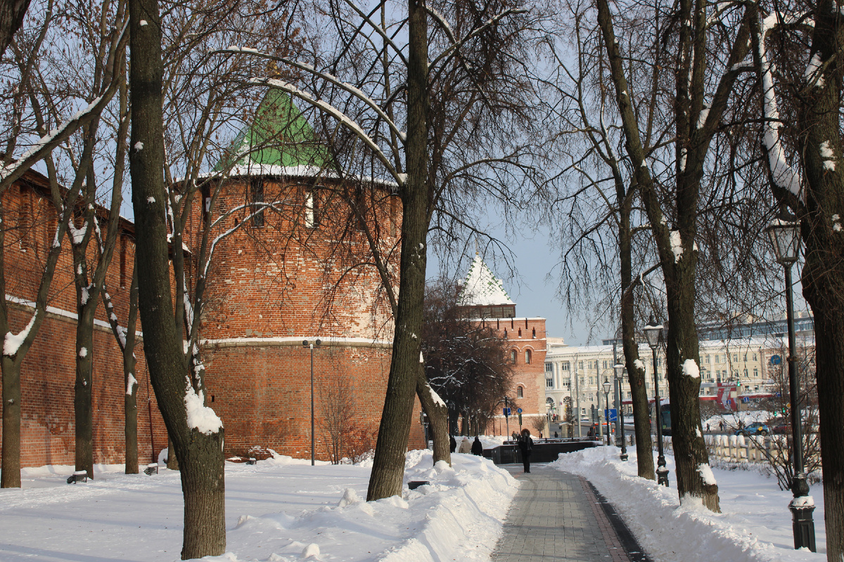 Вид на Кладовую и Дмитриевскую башни нижегородского кремля. Фото автора канала