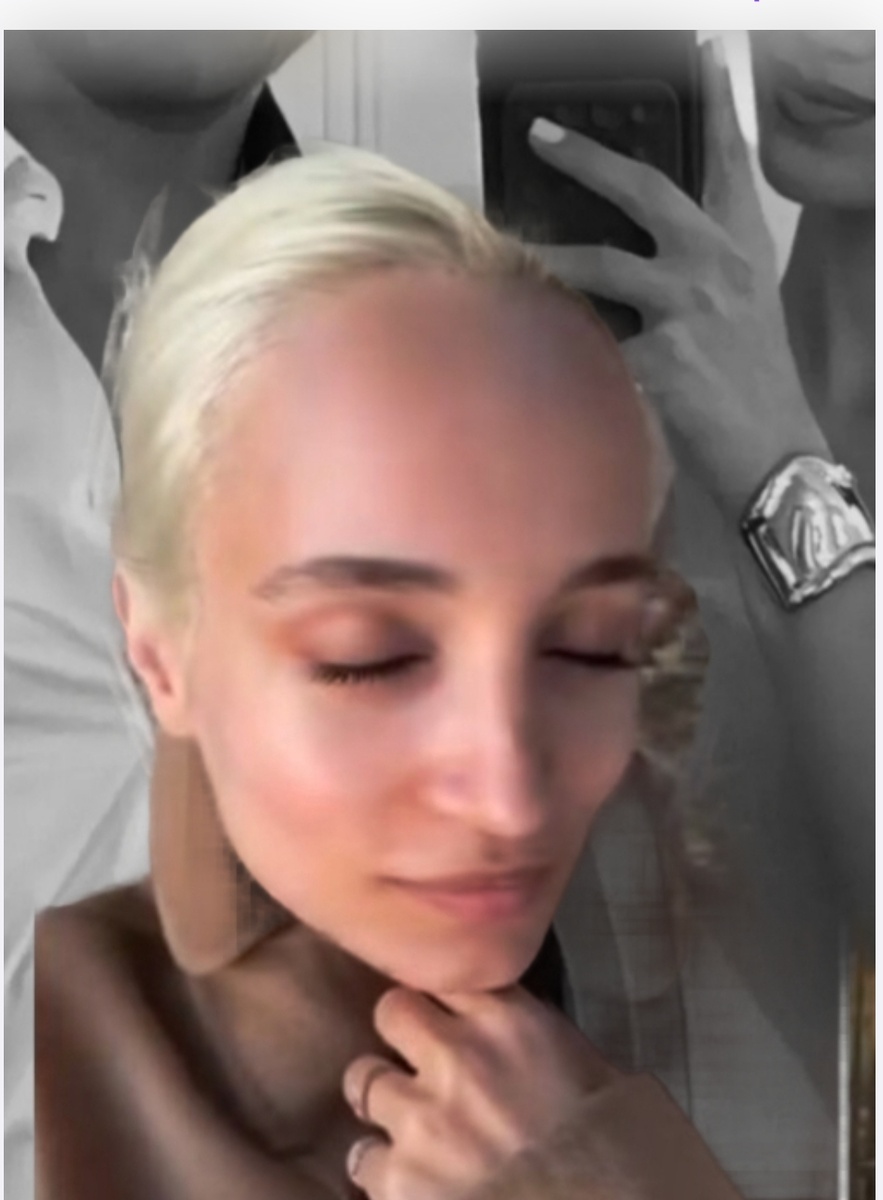 Бывшая Керема Бюрсина радостно широко закрыла глаза