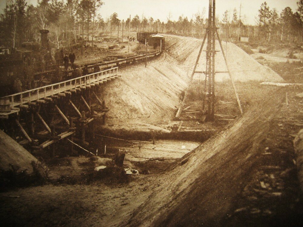 Рис. 1. Амурская железная дорога (1906–1916, после отставки Витте); отрезок Транссиба Хабаровск — Чита по левому берегу Амура. Условия строительства. Яндекс.Картинки: обход реки Юхты на 436 версте.