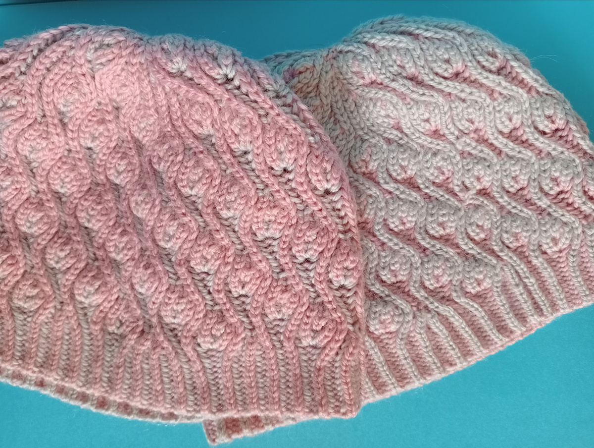 Те же самые шапочки Бриошь как на первом фото, только с изнаночной стороны, фото авторов