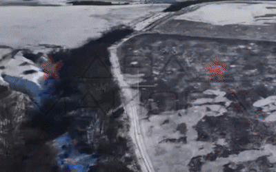    Операторы БПЛА 83-го полка делятся кадрами поражения тяжёлых дронов противника типа "Баба-Яга". ВСУ активно применяют такие дроны для разведки и ударов по нашим позициям. Видео: "Два Майора"