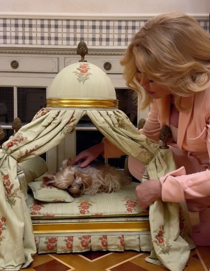 Любовь Успенская с собачкой. Фото: соцсети/@uspenskayalubov_official