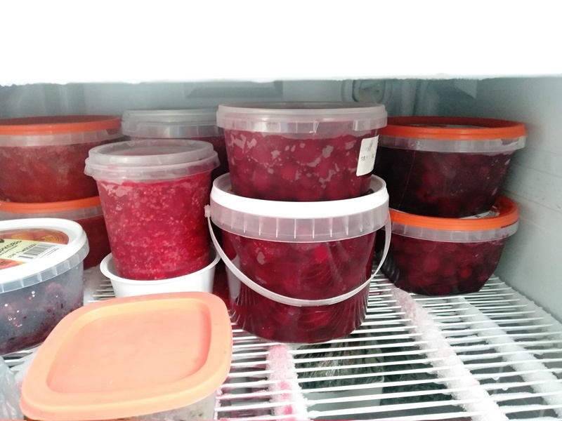 Отделение морозильной камеры с замороженными ягодами