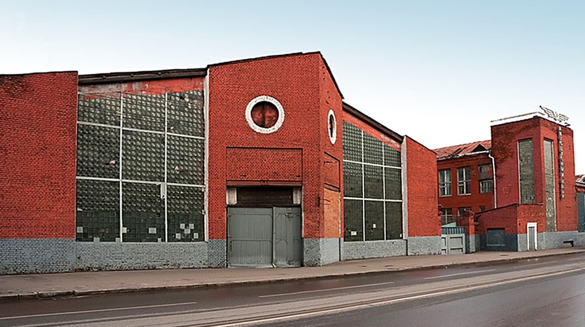 Истчоник: https://www.culture.ru/institutes/13831/garazh-dlya-gruzovykh-avtomashin-novo-ryazanskaya-ul-27