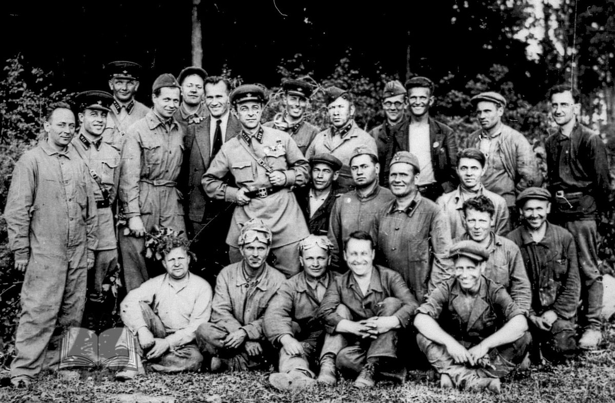 "Кадры решают всё". В ходе испытаний КВ, внизу, по центру, сидит Н.Л. Духов, ведущий инженер КВ.