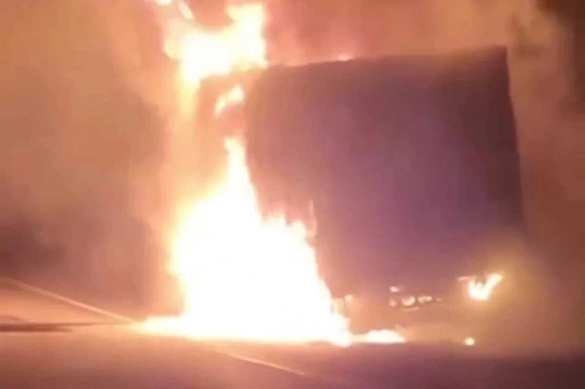    Грузовик загорелся на трассе в Сочи