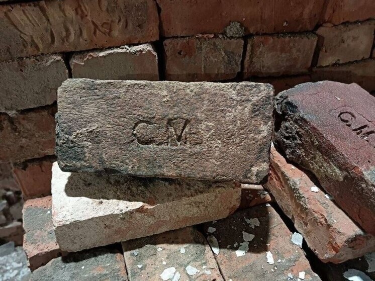     Первичный осмотр выявленных образцов показал, что клейма имеют характерные черты ручной работы, выполненные простым штампом методом оттиска. Фото: telegram-канал главы Старорусского округа Елены Комаровой