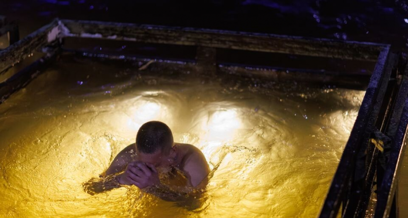    Крещенские купания у Воскресенского Ново-Иерусалимского монастыря в Истре / Медиасток.рф