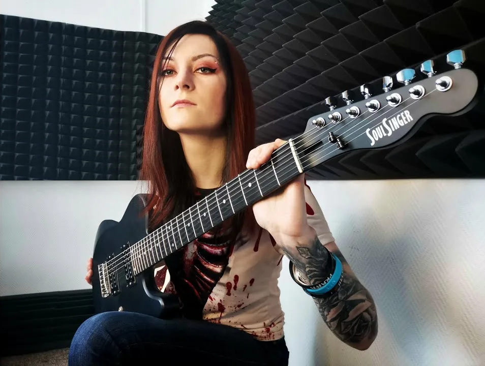 Юлия Волконская с гитарой ''SOUL SINGER  7 String Telecaster''