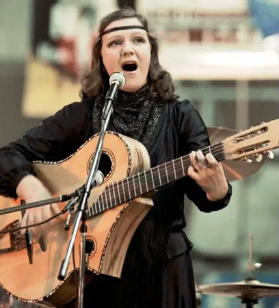 Жанна Бичевская с гитарой М.П.Абоимова