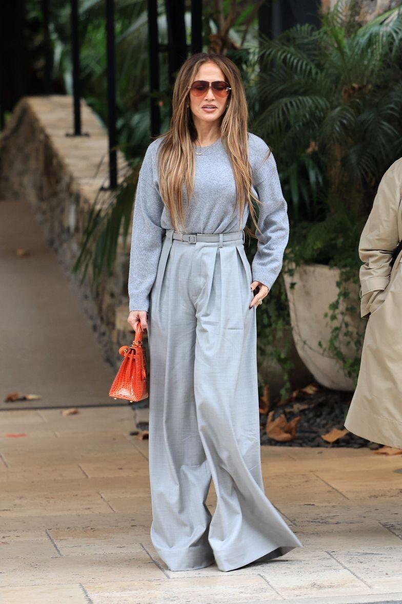    Источник: BACKGRID | Дженнифер Лопес неспешно направляется на обед