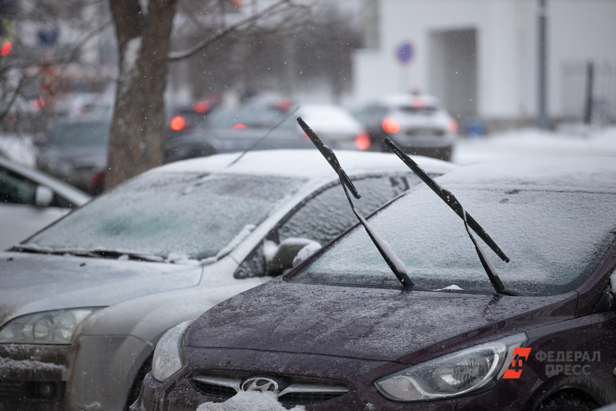 «Подснежники» и машины автохамов могут начать вывозить с улиц Екатеринбурга.  Фото: ФедералПресс / Евгений Поторочин