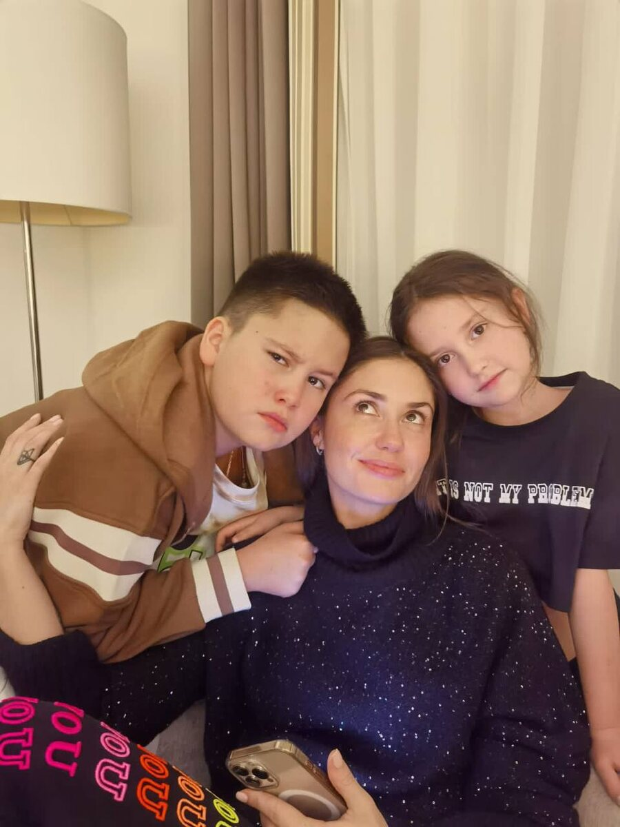 Агата Муцениеце с сыном Тимофеем и дочерью Мией. Фото: Telegram/@AgataMucenieceLife