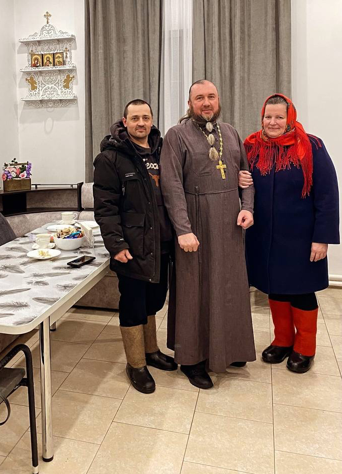 В трапезной у батюшки Владислава.