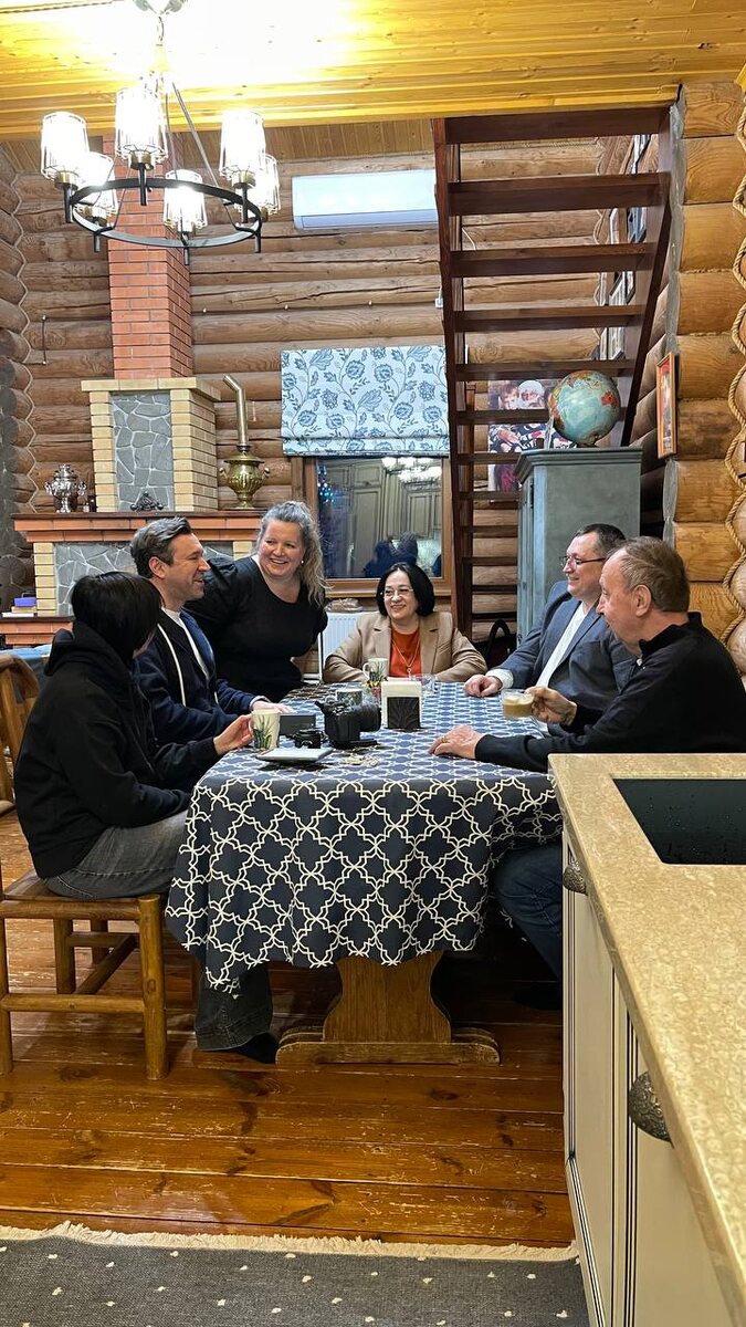 За столом, дома, журналисты с телеканала Совета Федерации.