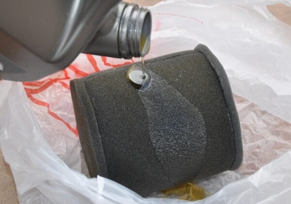 После мытья полороновый фильтр просушивают и пропитывают маслом