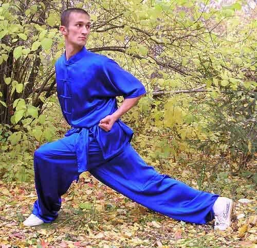 Кулаки лучше держать в "боевом положении". Длинный вход задним "Шагом "Дракона" правой ногой в правый сектор противника, чтобы подсечь правой или атаковать чем?