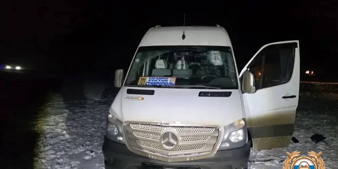 Водителя междугороднего автобуса убило камнем через лобовое стекло на трассе в Ростовской области