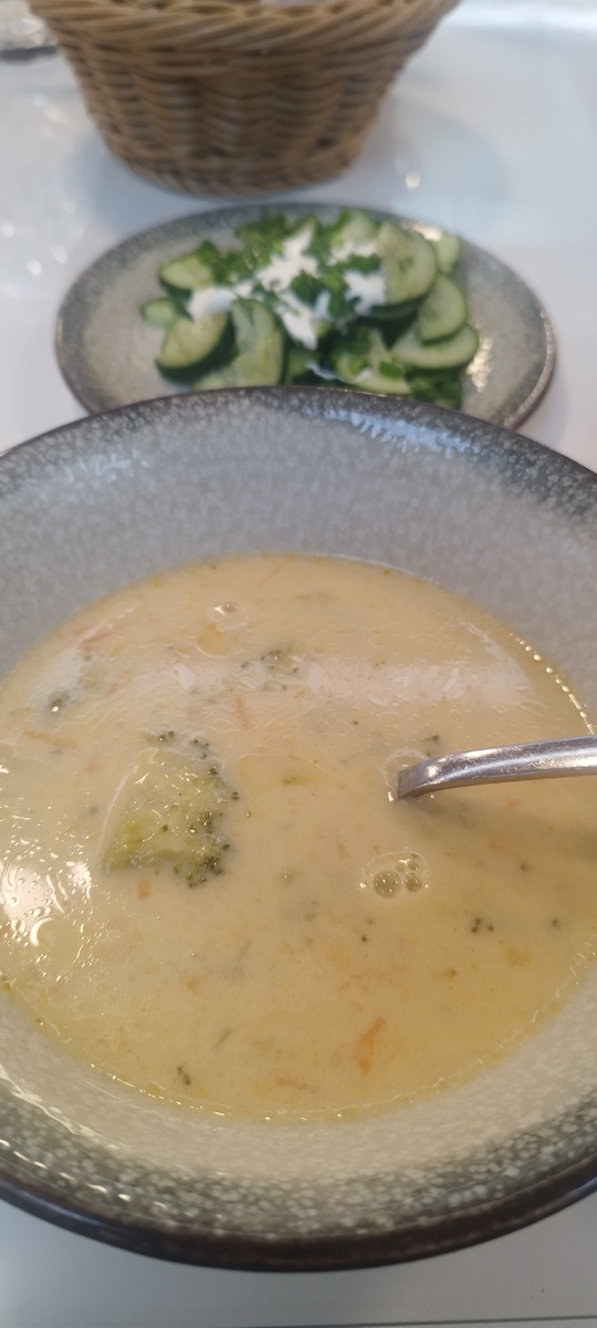 В супе, неожиданно, была цветная капуста. За это ему плюс. 