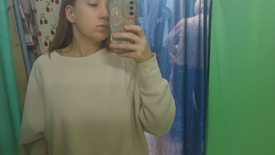 Новый завоз одежды в секонд хенде.Примерила разные варианты джинсов .