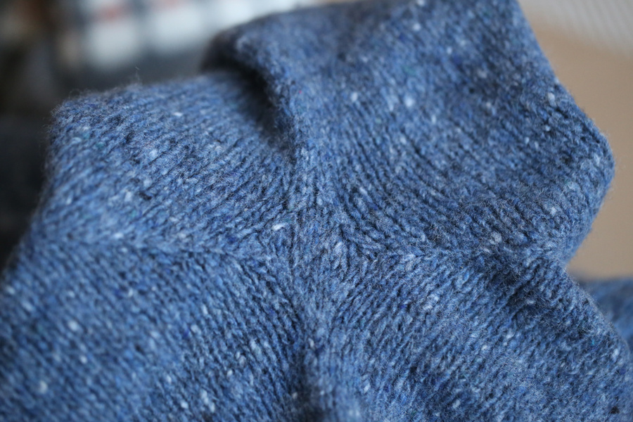 Подмышка свитера из пряжи Donegal Tweed Soft 100% мериносовая шерсть, 380м/100г
