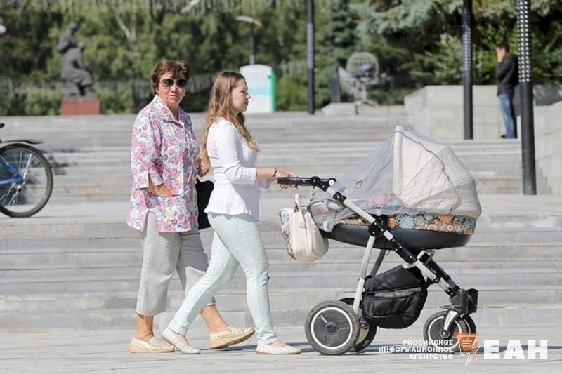    ЕАН. Мама с коляской
