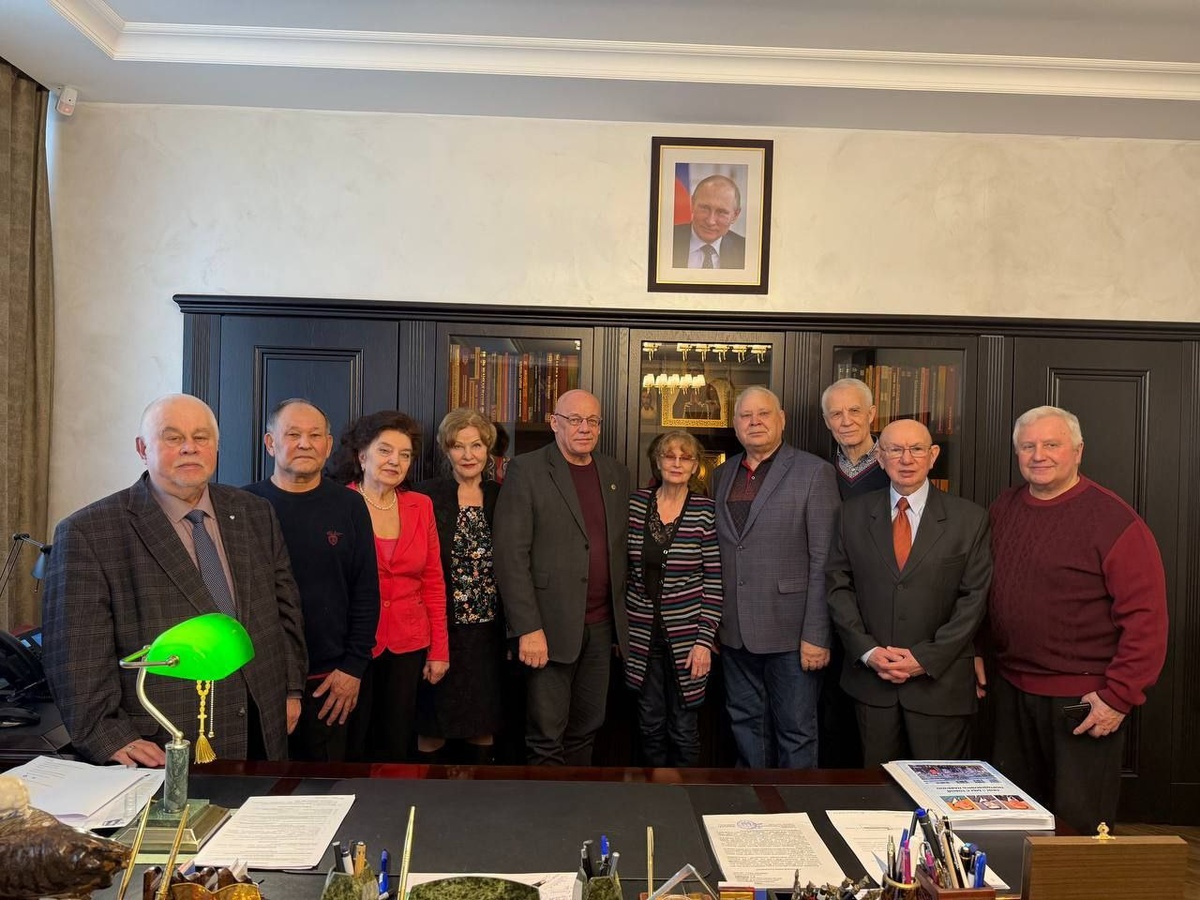 Выпускники 1975 г. встречаются с ректором В. А. Бубликом