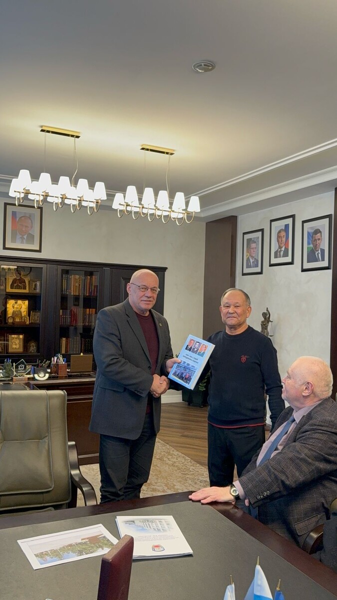 В дар университету переданы два тома юбилейной книги о выпуске. 2025 г.